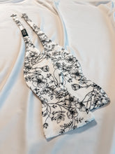Load image into Gallery viewer, Men’s Bow Tie in Black and White Floral