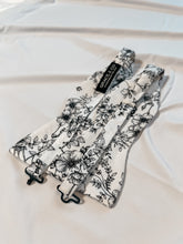 Load image into Gallery viewer, Men’s Bow Tie in Black and White Floral