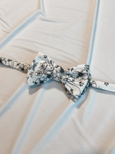 Load image into Gallery viewer, Men’s Bow Tie in Black and White Floral