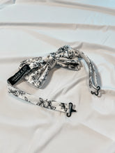 Load image into Gallery viewer, Men’s Bow Tie in Black and White Floral