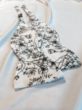 Load image into Gallery viewer, Men’s Bow Tie in Black and White Floral