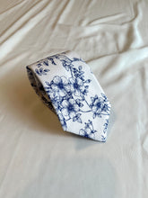 Load image into Gallery viewer, Men’s Necktie in Blue and White Floral