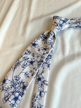 Load image into Gallery viewer, Men’s Necktie in Blue and White Floral