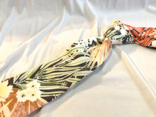 Load image into Gallery viewer, Men’s Necktie in Neutral Rose Floral