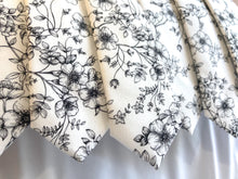 Load image into Gallery viewer, Men’s Necktie in Black and White Floral