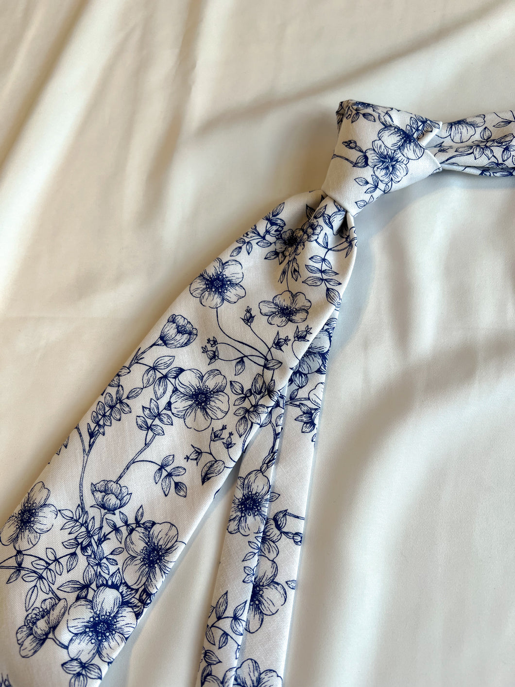 Men’s Necktie in Blue and White Floral