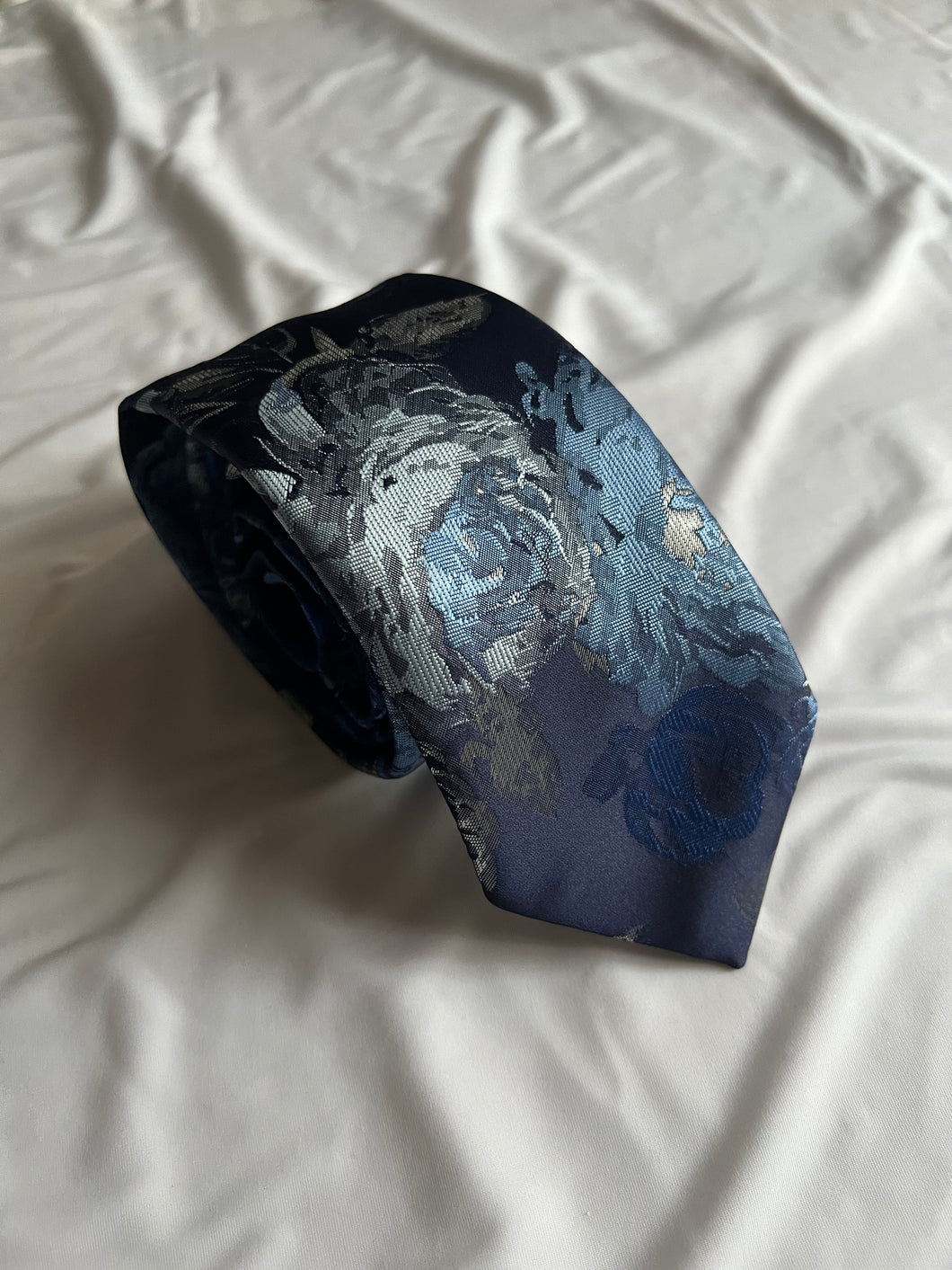 LIMITED Men’s Necktie in Silver Blue Floral