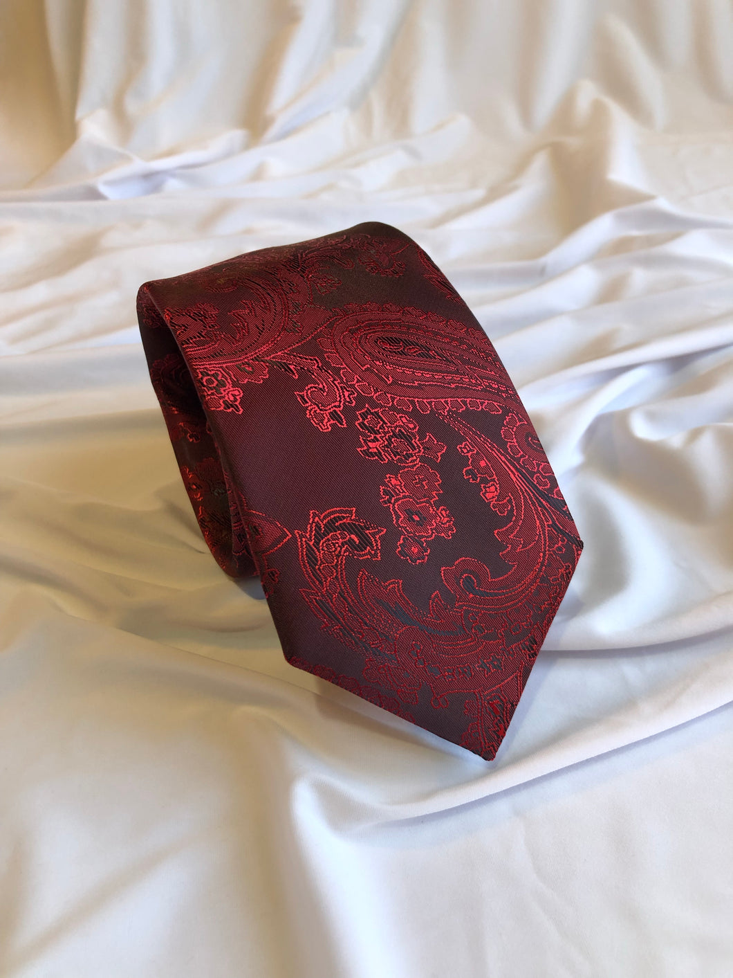 Men’s Tie in Red Paisley